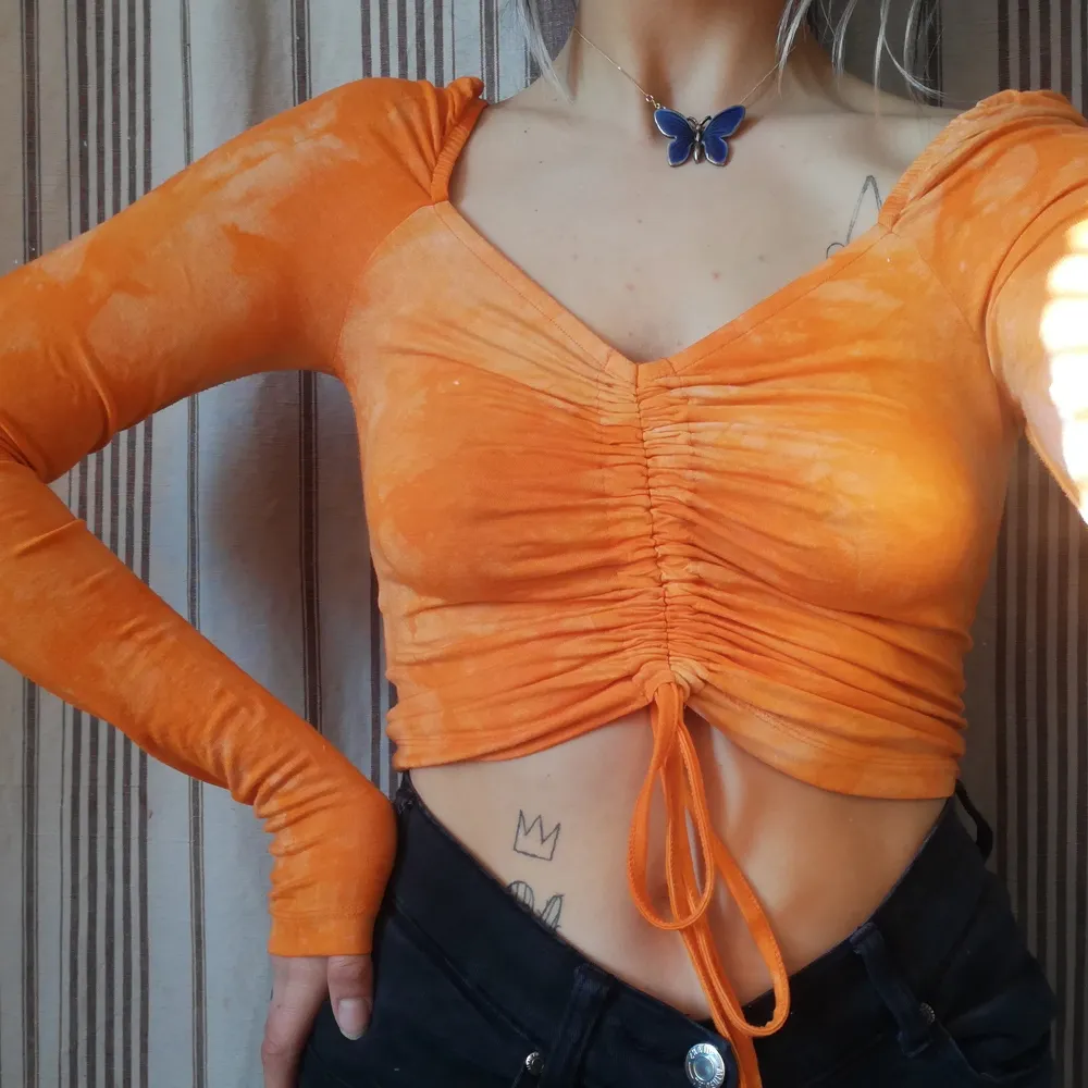 🌺Orange batikad topp i stretchigt material. Köpt på Bikbok. Använd en gång. Köpare står för frakt. 🌺. Toppar.