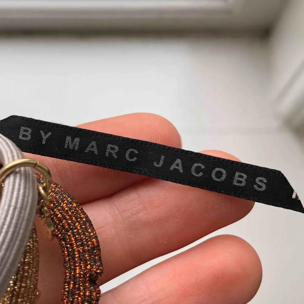 Armband från Marc Jacobs, kan användas som hårsnoddar och man kan även ta isär de och använda ett i taget. Fina detaljer på i form av små djur. Använda aldrig pga ganska små! . Accessoarer.