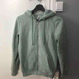  - Snygg mintgrön hoodie som är sååå skön inuti 😍 köpt på Nelly men säljer för använder inte längre, köpte den för typ mindre än ett halvår sen så jättebra skick, använd kanske 3 gånger. Köpare står för frakt