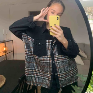  - Jacka från Zara, använd en gång. Strl L och jag är en S. Köparen står för frakten.