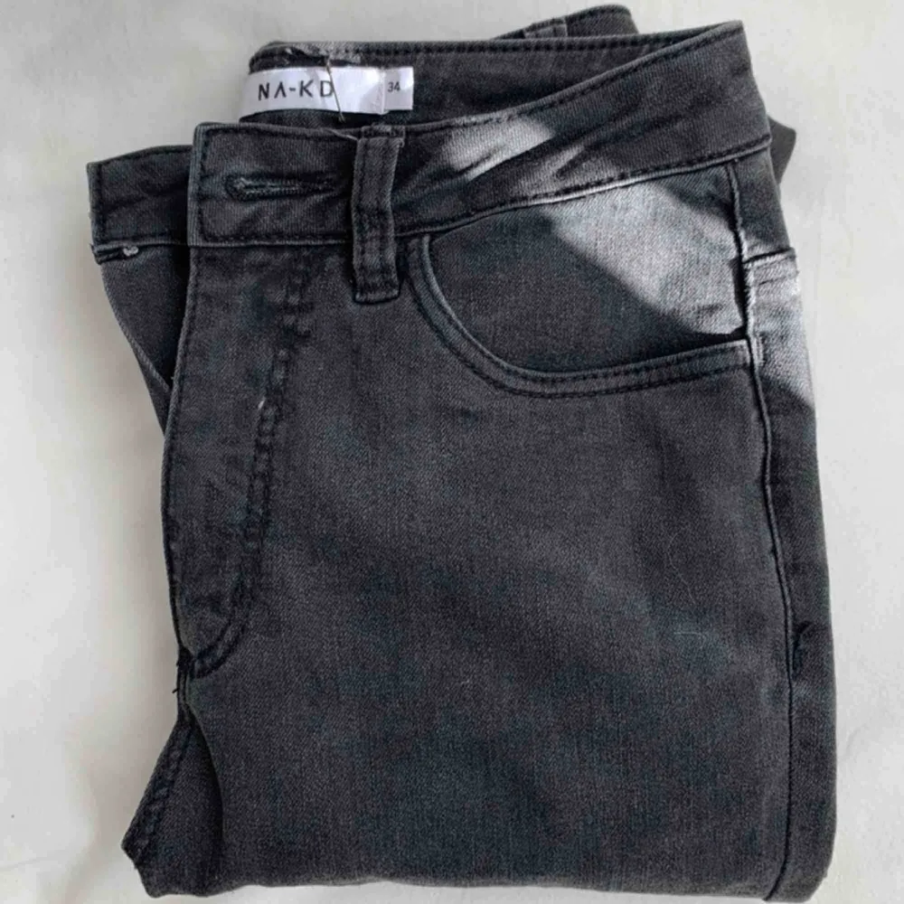 Fina jeans från nakd säljes i storlek xs, använda en gång så de är i nyskick💕 gråa i färgen . Jeans & Byxor.