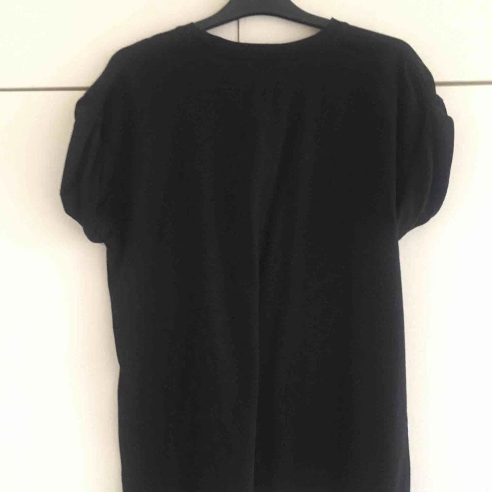 Snygg lite oversized svart t-shirt 😘. T-shirts.