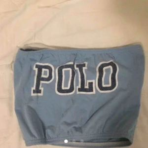  - Provad en gång. Äkta bandeau top från Ralph lauren. Säljer denna dyrt då den är köpt från canada och tullen var dyr, denna topp finns nt i obegränsad mäng och är därför "unik". Frakta bara. Frakt är 30kr