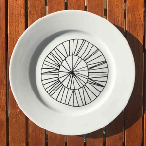  - En handmålad tallrik gjord med porslin-penna! Tallriken går utmärkt att äta på efter:)