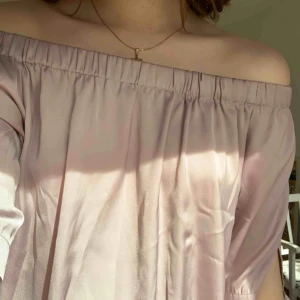  - Superfin blus i silkigt material. Fin färg. Bra skick