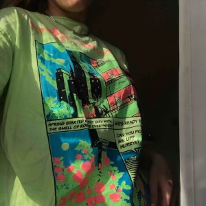  - Neon t-shirt i storlek L, kan ha både fram och bak⚡️