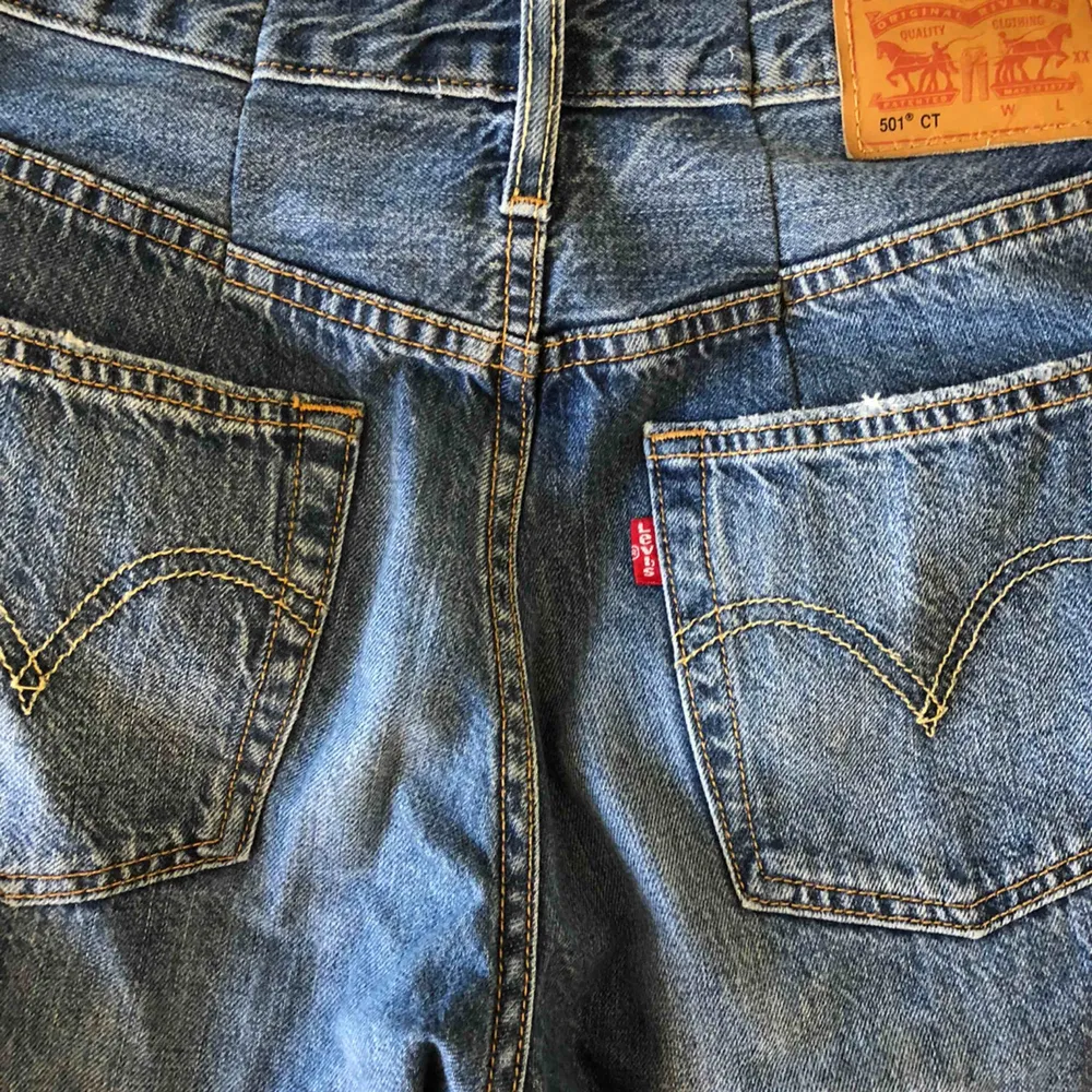 Ett par supersnygga mom-jeans från levi’s köpta secondhand. Insydda i midjan (se bild 3), men är fortfarande aningen stora för mig som är xs/s när jag ej använder skärp.. Jeans & Byxor.