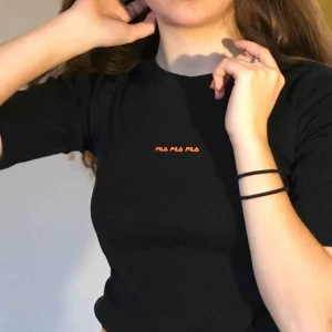  - En skitnajs t-shirt med bra passform! Kan mötas upp på Söder och eventuell frakt står köparen för💘