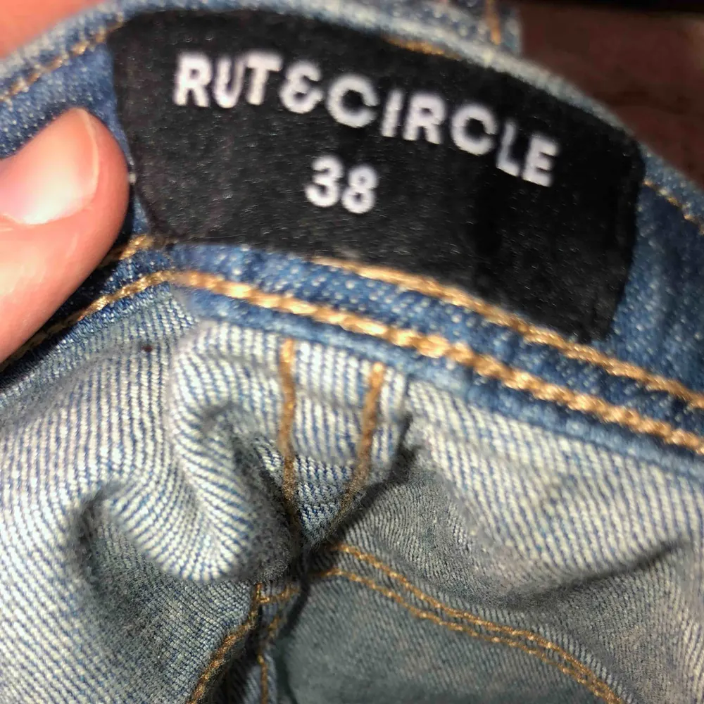 Ett par bootcut jeans med hål i, stl 38 men passar mig som vanligtvis har 36💕. Jeans & Byxor.