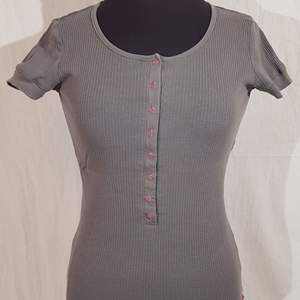 Soft Grey - La Redoute Creation. Ribbad grå tröja med korta ärmar och söta rosa detaljer. Storlek 38/40. RN 88842