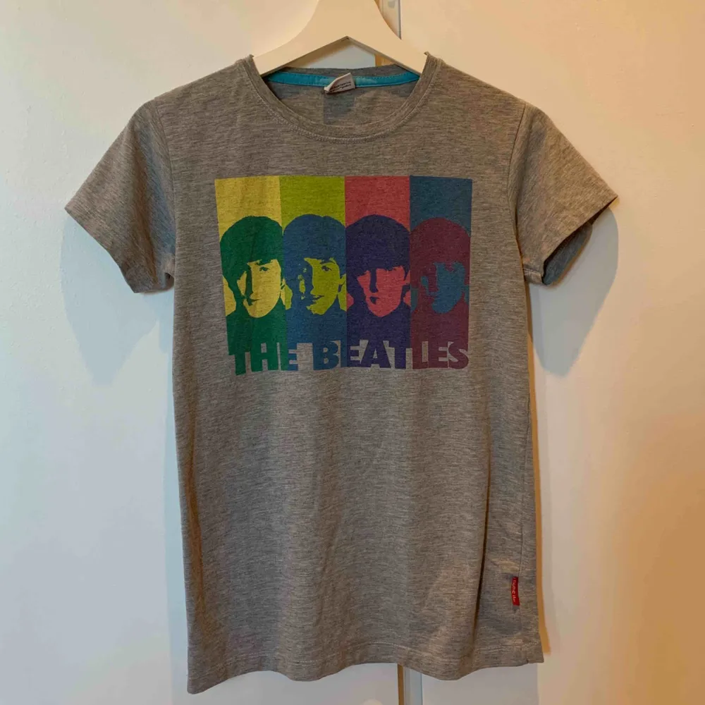 Jättesnygg Beatles tröja från H&M som är köpt för flera år sen så tror inte den går att få tag på längre.  Säljer då jag redan har massa tröjor med beatles & kände för att rensa✨✨. T-shirts.