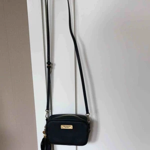  - Väska från Victoria Secret köpt i New York. Praktiskt väska i bra skick. Kan frakta eller mötas upp i Uppsala☺️