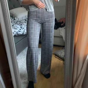  - Snygga och sjukt bekväma rutiga byxor! Ser ut som kostymbyxor och är så sköna men har tyvärr inte kommit till användning då jag har liknande redan :( frakt tillkommer! Inköpspris var 400kr och de är bara använda en gång!