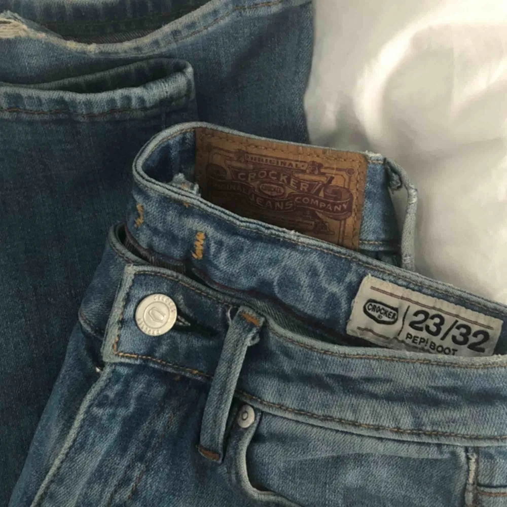 Säljer mina low-waist crocker jeans då dem tyvärr är för små och därför aldrig används. lite små skråmor längst ner på jeansen, annars som nya! Från 350kr,om ingen budat högre än dig inom 24h är jeansen dina 💕. Jeans & Byxor.