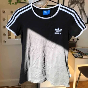  - Skit snygg Adidas tröja som passar till verkligen allt!😍 Den är använd bara ett par fåtal gånger.💞Den sitter som en S typ!🙌🏼🙌🏼 ‼️Frakt ingår i priset‼️💗