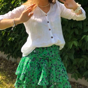  - Jättefin sommarskjol från & other stories! Som ny då den bara är använd en gång💕 kan eventuellt mötas upp annars står köparen för frakten!