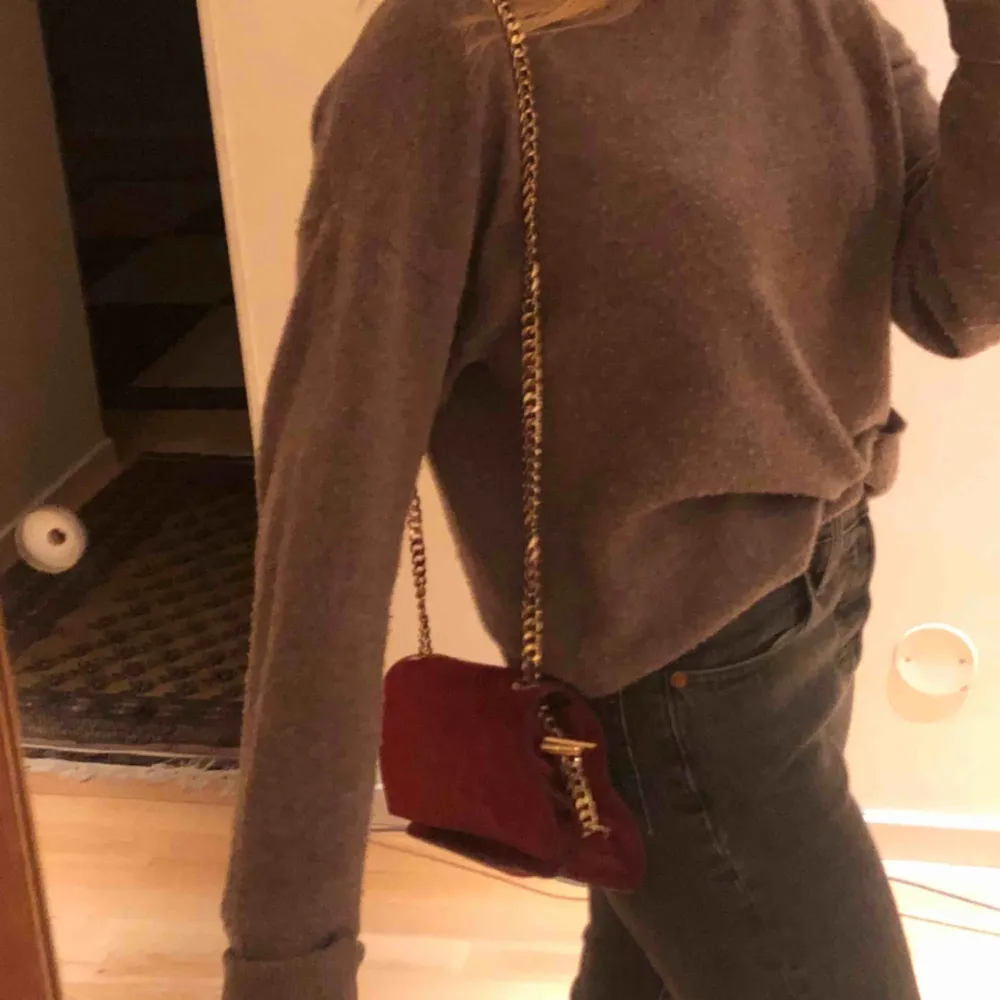 Röd cross-body väska i mocka imitation från Zara med guldkedja❣️var inte rädda för att förhandla!!. Väskor.