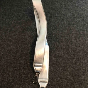  - 3 st väsk band från don donna. Aldrig använda, en har prislapp kvar. Ny pris är 149kr st!