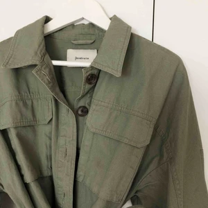  - Härlig mörkgrön blazer/jacka! Använd ett fåtal gånger, fint skick! Avtagbart bälte i midjan.