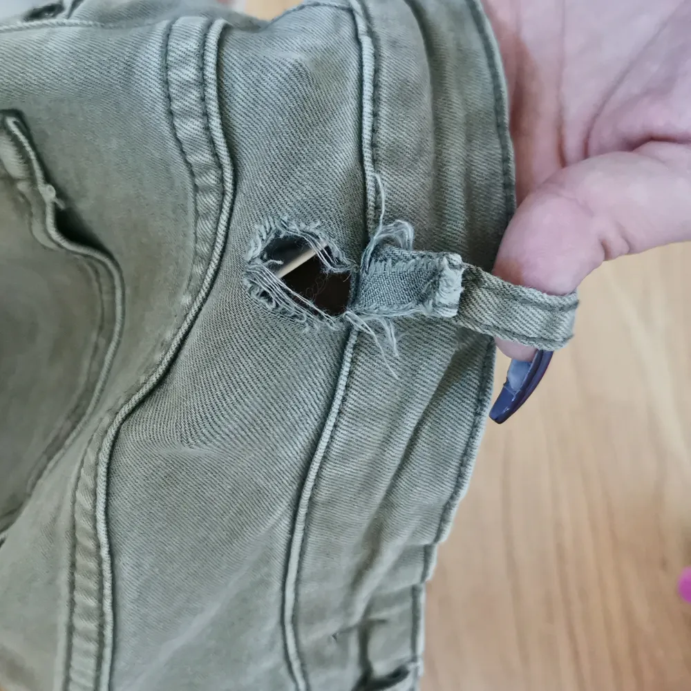 Snygga jeans med fickor på sidorna men två små hål i sidorna som man ser på bilden, lätt lagat men inte haft tiden till det . Jeans & Byxor.