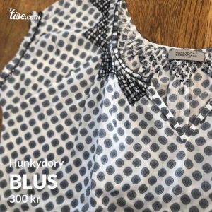  - Blus från Hunkydory i storlek 36. 