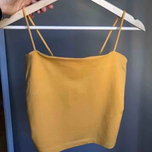  - Ett linne från Gina Tricot! Använd en gång. Frakt tillkommer! Jag har xs-s men köpte det i medium då det satt bättre. Men passar nog på medium med💫🌟