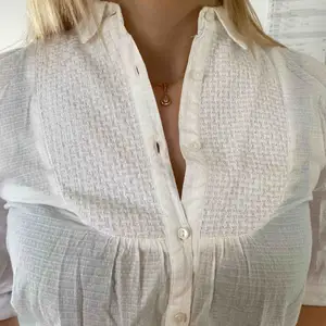 Oanvänd blus/skjorta med krage och knappar från Zara