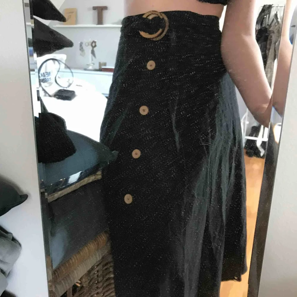 Modern kjol från NAKD, använd 1 gång. Jätteskön!!! Ber om ursäkt för så pass smutsig spegel haha. Kjolar.
