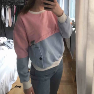  - RosaBlå hoodie storlek S. Köpt i Paris. 150 inklusive frakt🌸🌸