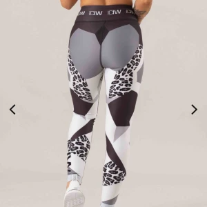Tights  - Jag säljer dessa supersnygga träningstights i storlek M från det populära märket ICANIWILL. Inköpspris: 650kr men jag säljer de endast för 300 kr + frakt. Jag säljer dem pga att de är för små