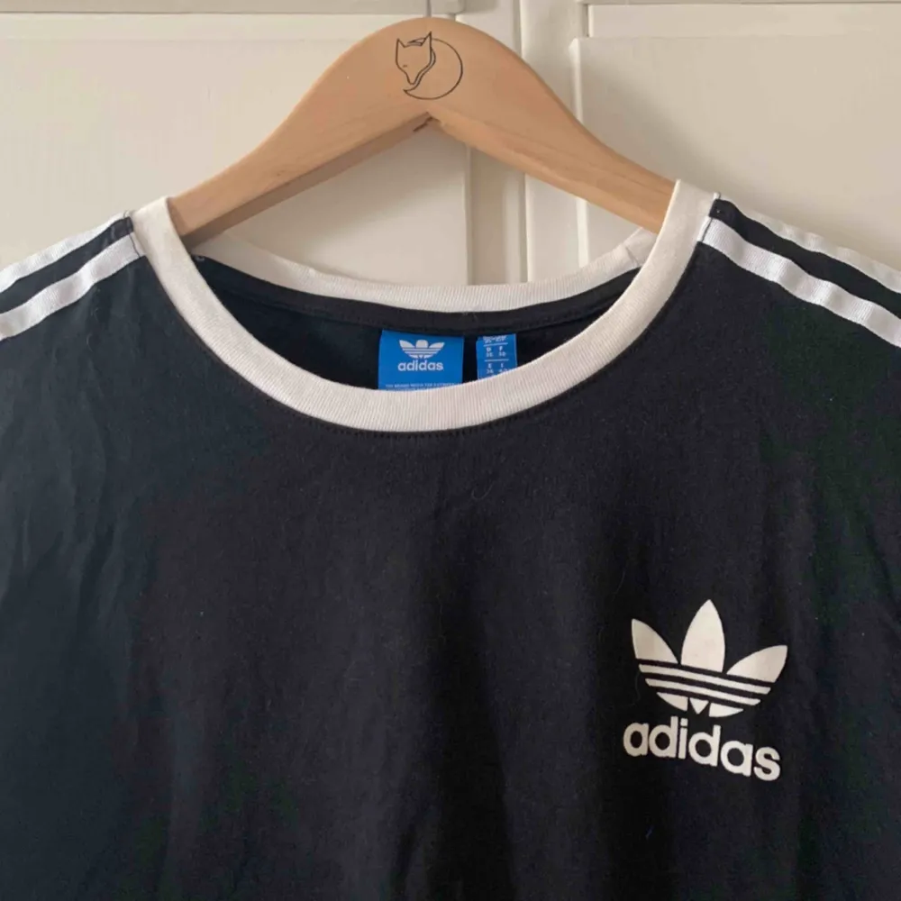 (Äkta) Adidas t-shirt. Passar XS-S beroende på hur man vill att den sitter. Använd fåtal gånger! Möts upp i Stockholm, annars står köparen för frakt :) . T-shirts.