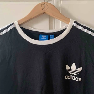 - (Äkta) Adidas t-shirt. Passar XS-S beroende på hur man vill att den sitter. Använd fåtal gånger! Möts upp i Stockholm, annars står köparen för frakt :) 