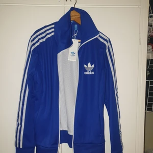 Adidas tröja - Storlek M, har aldrig använt prislapp är fortfarande kvar. Kan mötas upp i Gbg annars skickar jag den ✌200 är utan frakt, så det tillkommer isåfall.