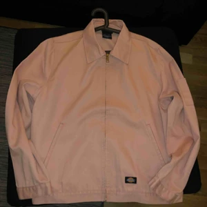  - Tja, säljer nu min helt nya Dickies vintage jeansjacka i storlek L.  Nyskick, aldrig använd!!   Nypris var 699. Köparen står för frakt! :) 