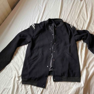  - Skitsnygg cardigan med enkla detaljer, passar perfekt till sommaren och våren. Jättestilig och fräsch, knappt använd.