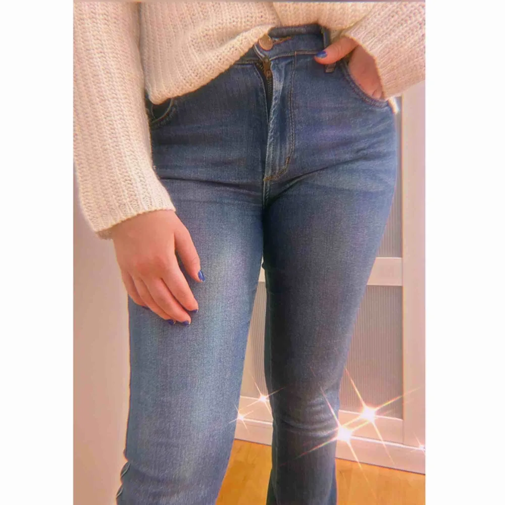 Blåa bootcut jeans från BilBok, nypris 600. Storlek M men passar även S (som tjejen på bilden har) . Jeans & Byxor.