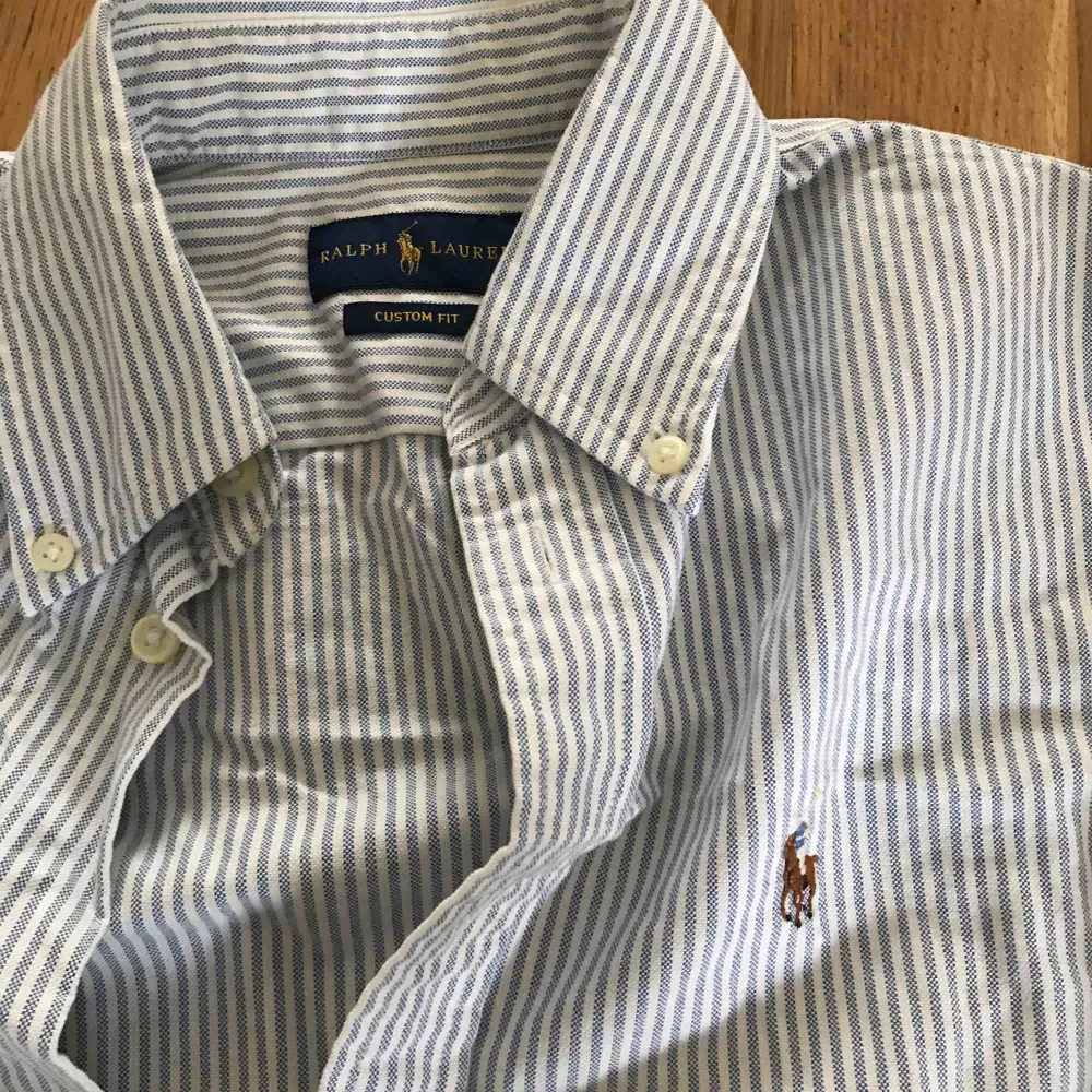 En Ralph Lauren skjorta i fint skick. Skjortan är custom fit. En knapp som är lite lösare än dem andra men inget som kommer märkas. Bara använd en gång.   Bud från 250kr. Skjortor.
