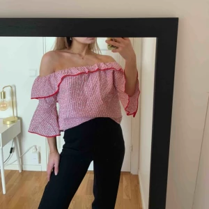  - Jättegullig rödvit off the shouldertopp ursprungligen från Zara. Stretchig i axlarna. Aldrig använd, endast testad. 