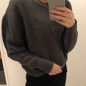  - stickad grå tröja från zara. 
