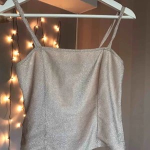  - Ett linne jag använt 2 gånger som skimrar fint och är lite rosa mer rosa i tonen än på bilderna. Skönt material men säger den då den är förstör för mig 