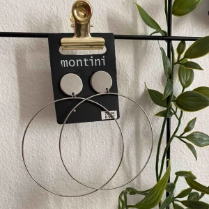  - Ett par silver örhängen.  Helt oanvända.  Oäkta silver. +frakt