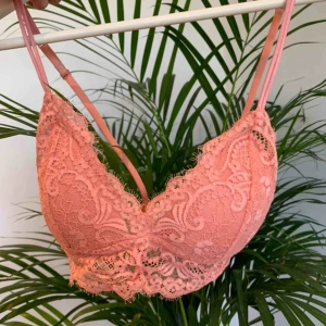  - Supersöt och gullig bralette ifrån Ella M i strl M. Nästan aldrig använd och skicket är som nytt!! 💕💕