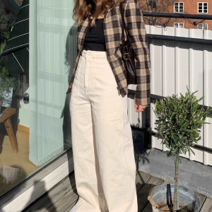  - Säljer min trendiga jacka då jag inte längre har användning för den. Perfekt nu när det börjar bli lite varmare! 200kr + frakt, priset kan diskuteras vid snabb affär 🌸