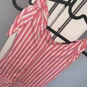  - Jätte fin body. Älskar den jätte mycket men får inte användning för den 