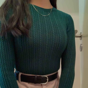  - fin stickad tight croppad tröja