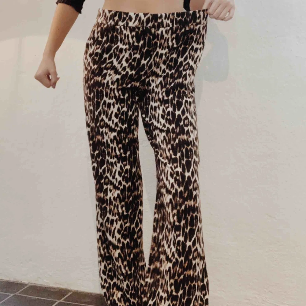 ALDRIG ANVÄNDA! Leopard byxor i st 38 som är för tok förstora för mig! Passformen är rak och högmidjade. . Jeans & Byxor.