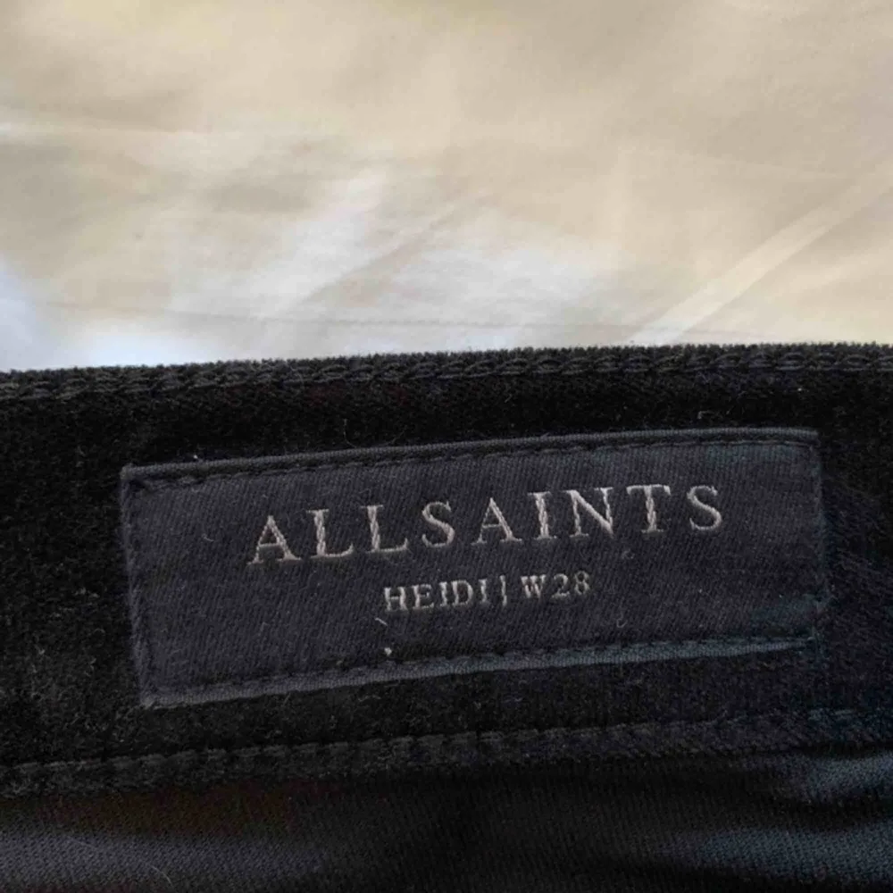 Allsaints byxor, svarta velvet kick flare model. Nypris 1400kr   Används då gånger. Stretching model, super skön! . Jeans & Byxor.