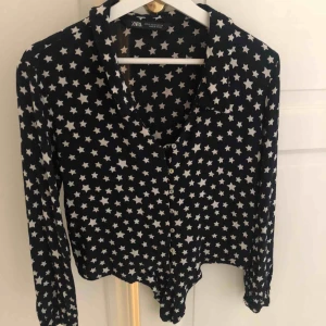  - Så fin  och populär skjorta från zara i storlek 34. Jättefint skick. Skriv om ni har frågor. 🥰🥰