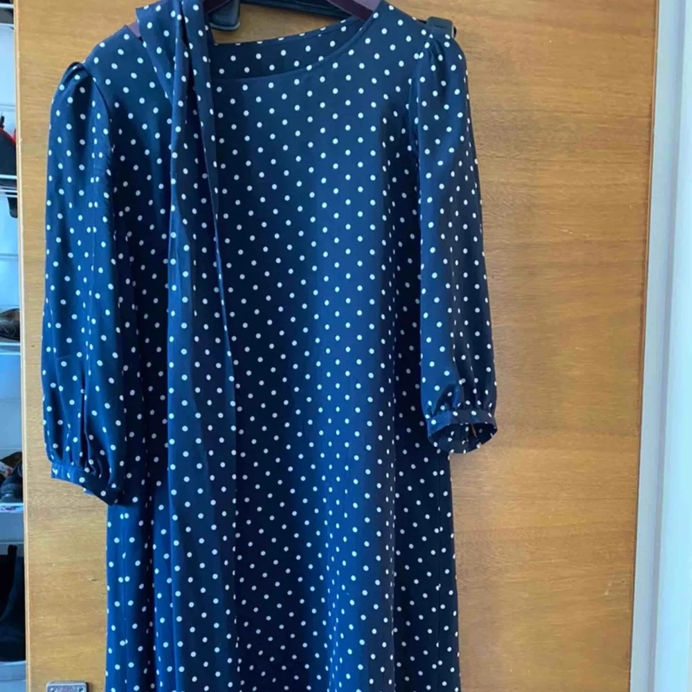 Fab sidenklänning från Greta nypris ca 3900 kr klänningen som säljs är den navy prickiga. övriga bilder enbart referens för hir den ser ut på   xs   superfint skick använt envart på 2 begravningar   köparen betalar frakt. Klänningar.