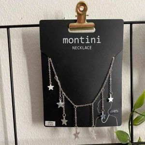  - Ett silver halsband från ( ur & penn ) med stjärnor som hänger ner.  Aldrig använt. 